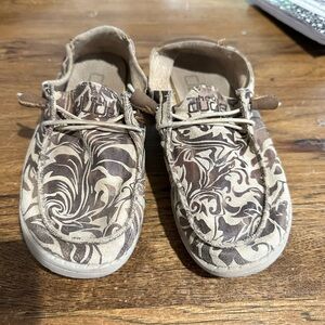 Hey Dude- size 6